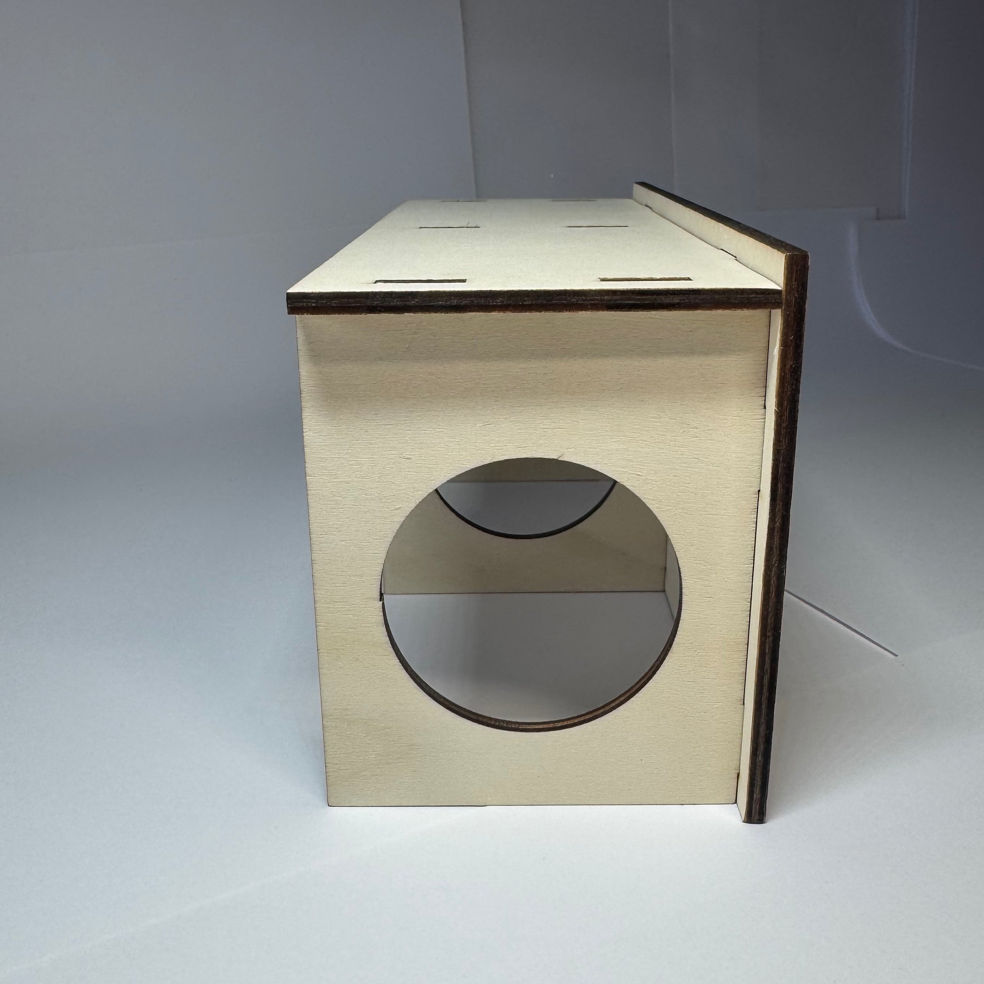 Přírodní domeček pro křečka se dvěma průlezy - dřevěný bunkr